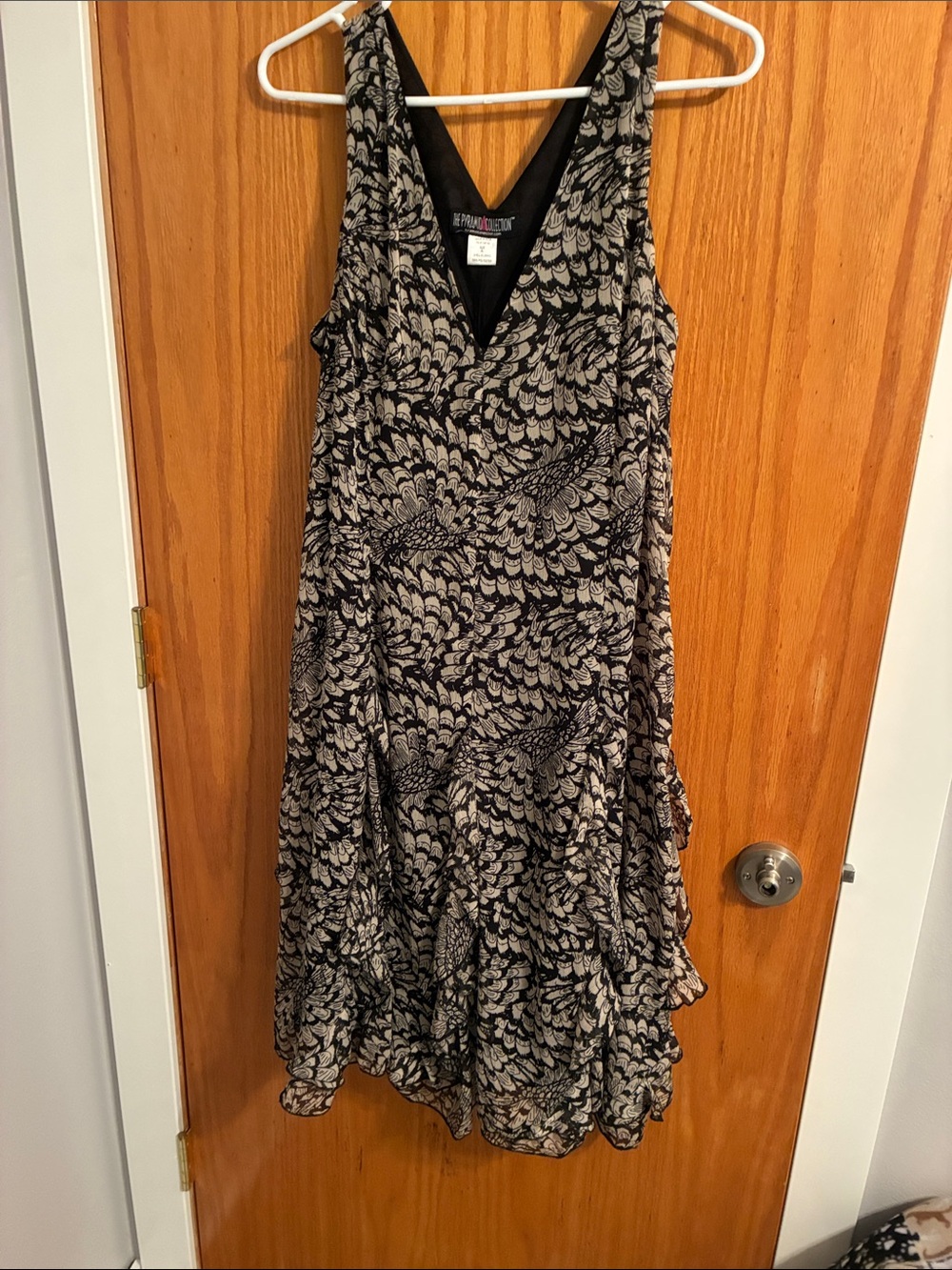 The Pyramid Collection Black and Cream V-Neck Midi Dress